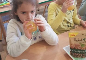 Degustacja soku pomarańczowego wyciśniętego przez dzieci.